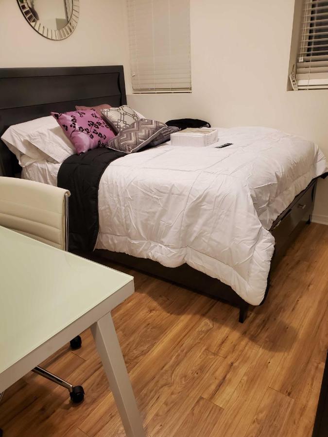 토론토 Beautiful Townhouse Near Yorkdale Mall, Wilson Subway 아파트 외부 사진