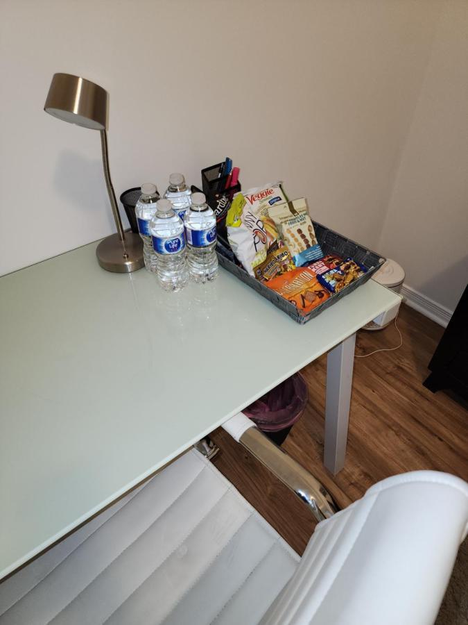 토론토 Beautiful Townhouse Near Yorkdale Mall, Wilson Subway 아파트 외부 사진