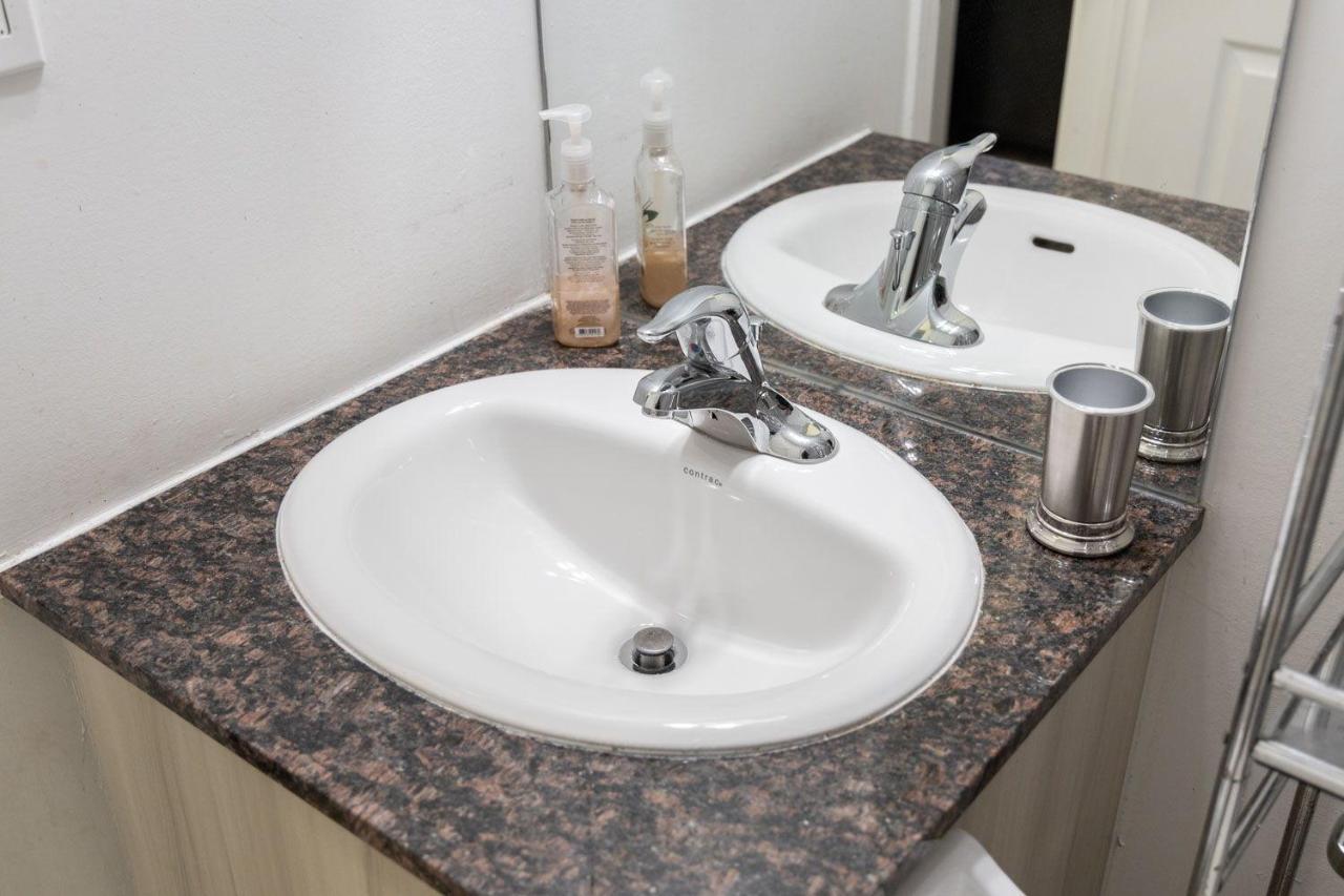 토론토 Beautiful Townhouse Near Yorkdale Mall, Wilson Subway 아파트 외부 사진