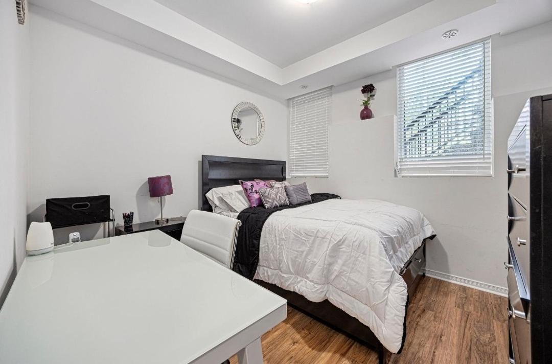 토론토 Beautiful Townhouse Near Yorkdale Mall, Wilson Subway 아파트 외부 사진