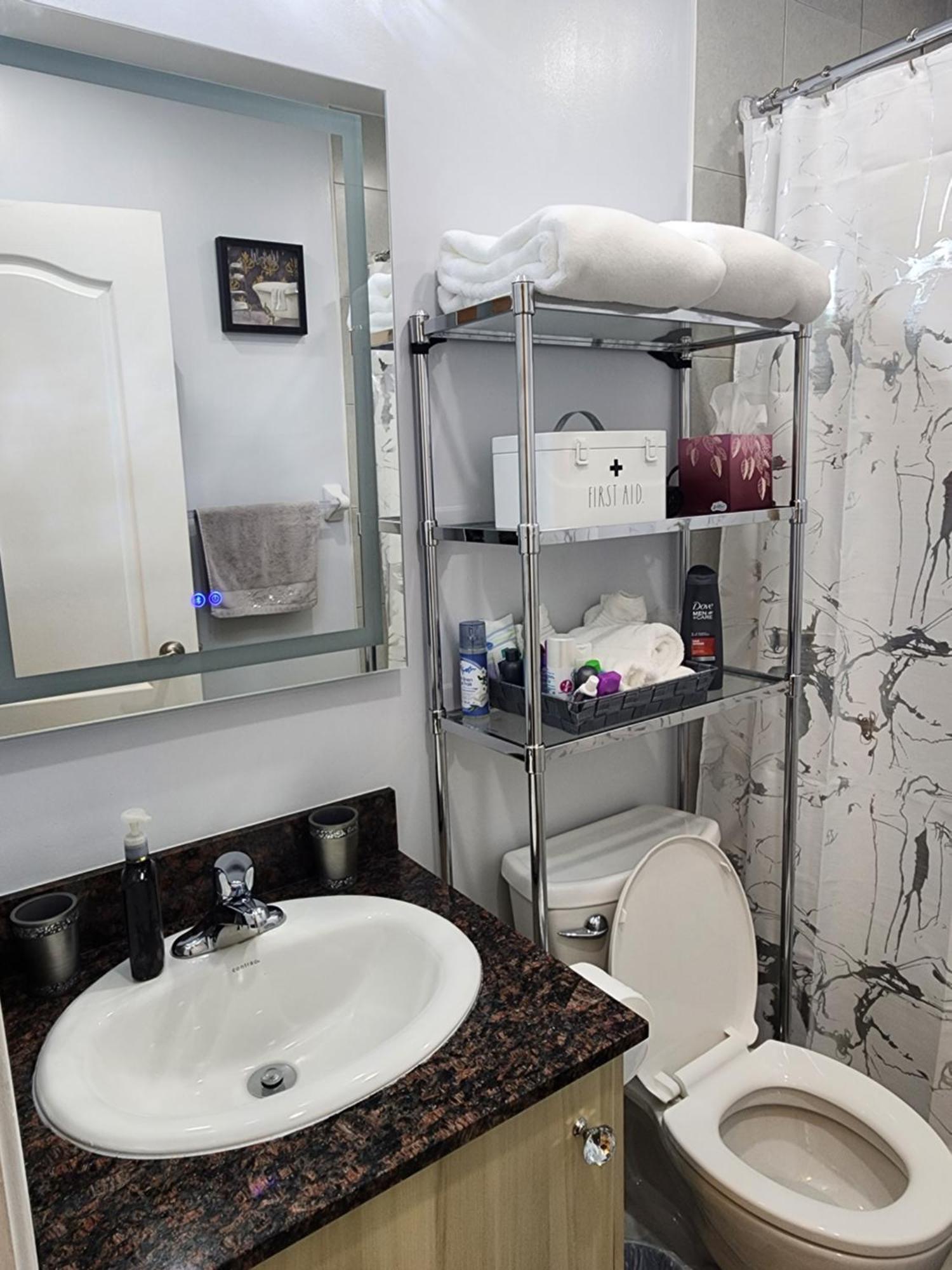 토론토 Beautiful Townhouse Near Yorkdale Mall, Wilson Subway 아파트 외부 사진