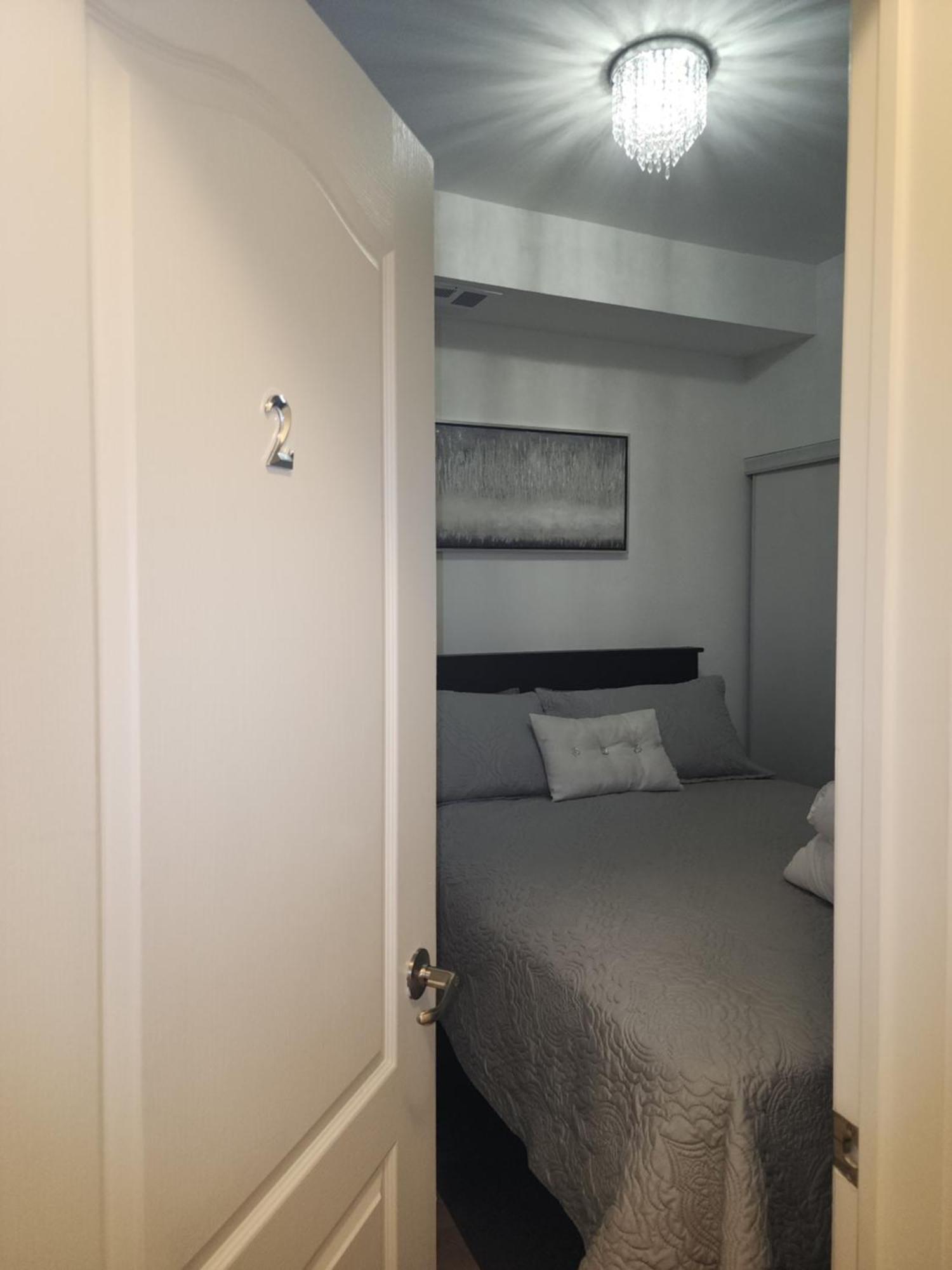 토론토 Beautiful Townhouse Near Yorkdale Mall, Wilson Subway 아파트 외부 사진