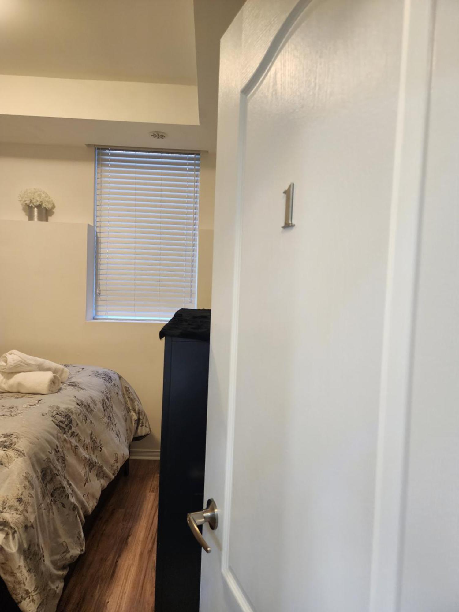 토론토 Beautiful Townhouse Near Yorkdale Mall, Wilson Subway 아파트 외부 사진